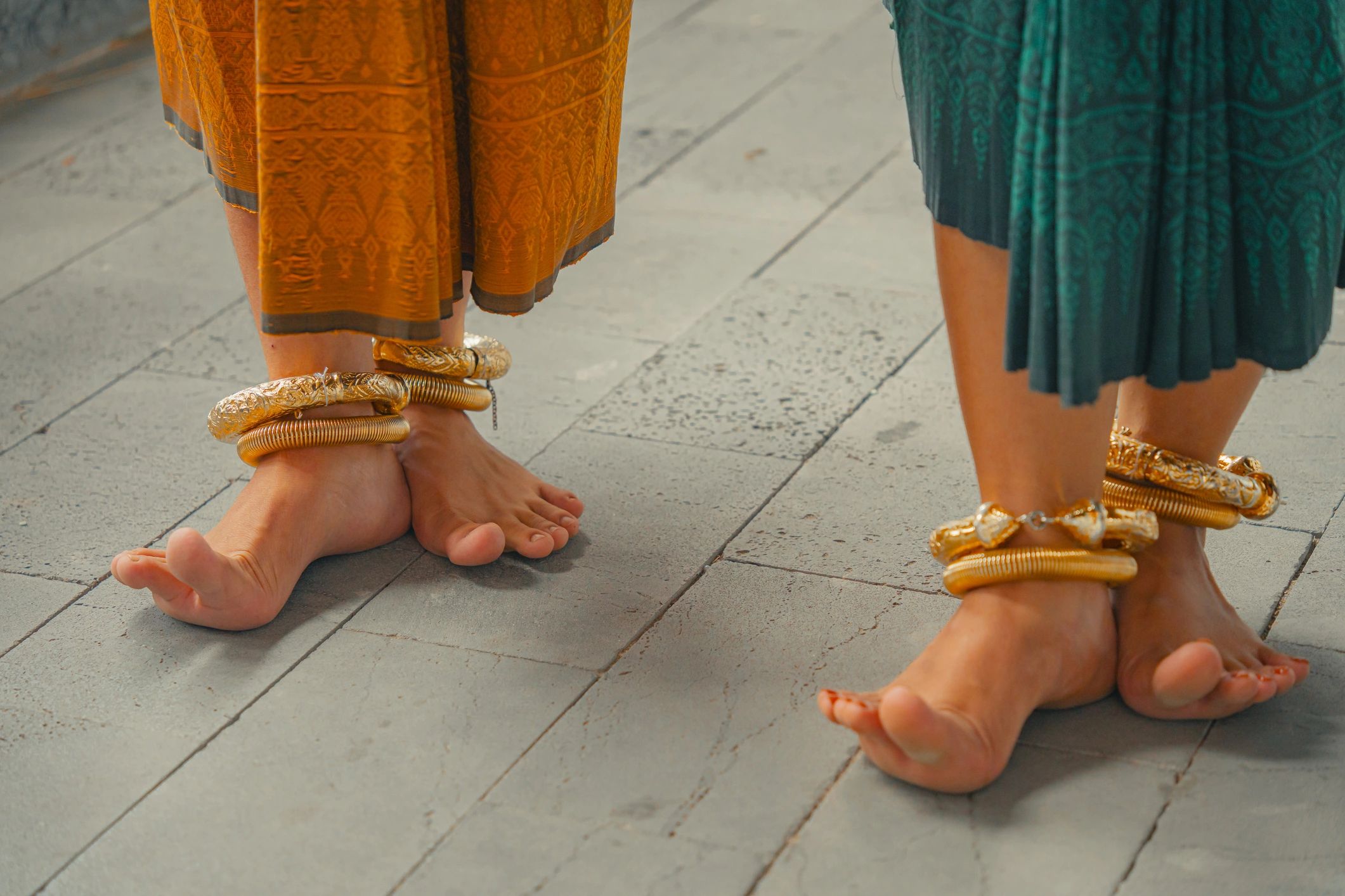 women wearing anklets fashion jewelry inspiration